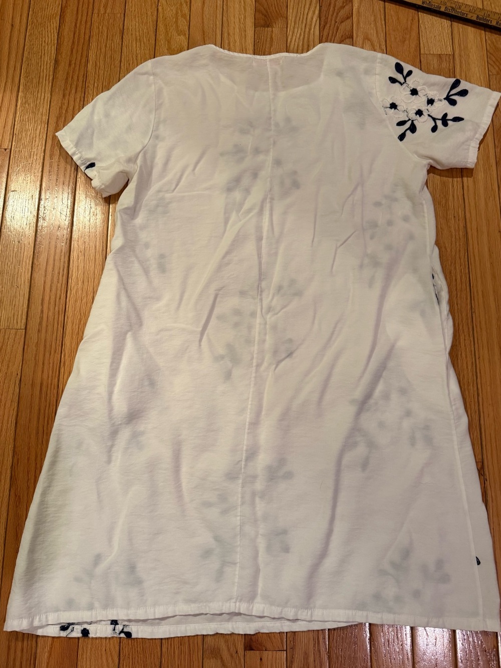 White Dogwood Embroidered Short Sleeve Shift Dress - Black Floral Motif Pockets - Picture 5 of 5